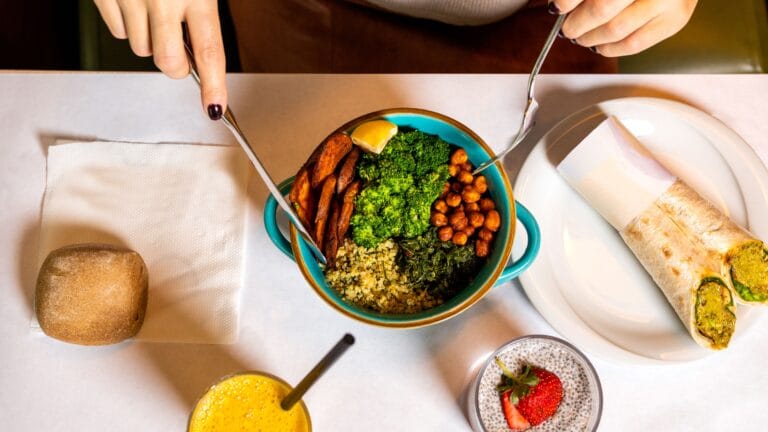 Bowl mit Süsskartoffeln, Brokkoli, Kichererbsen, Quinoa und Spinat, von oben fotografiert