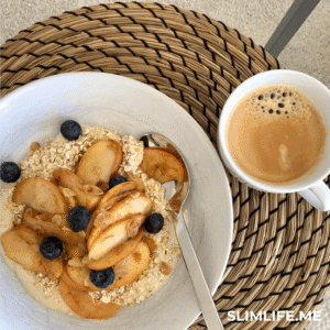 Schale Porridge mit frischen Beeren und Apfel