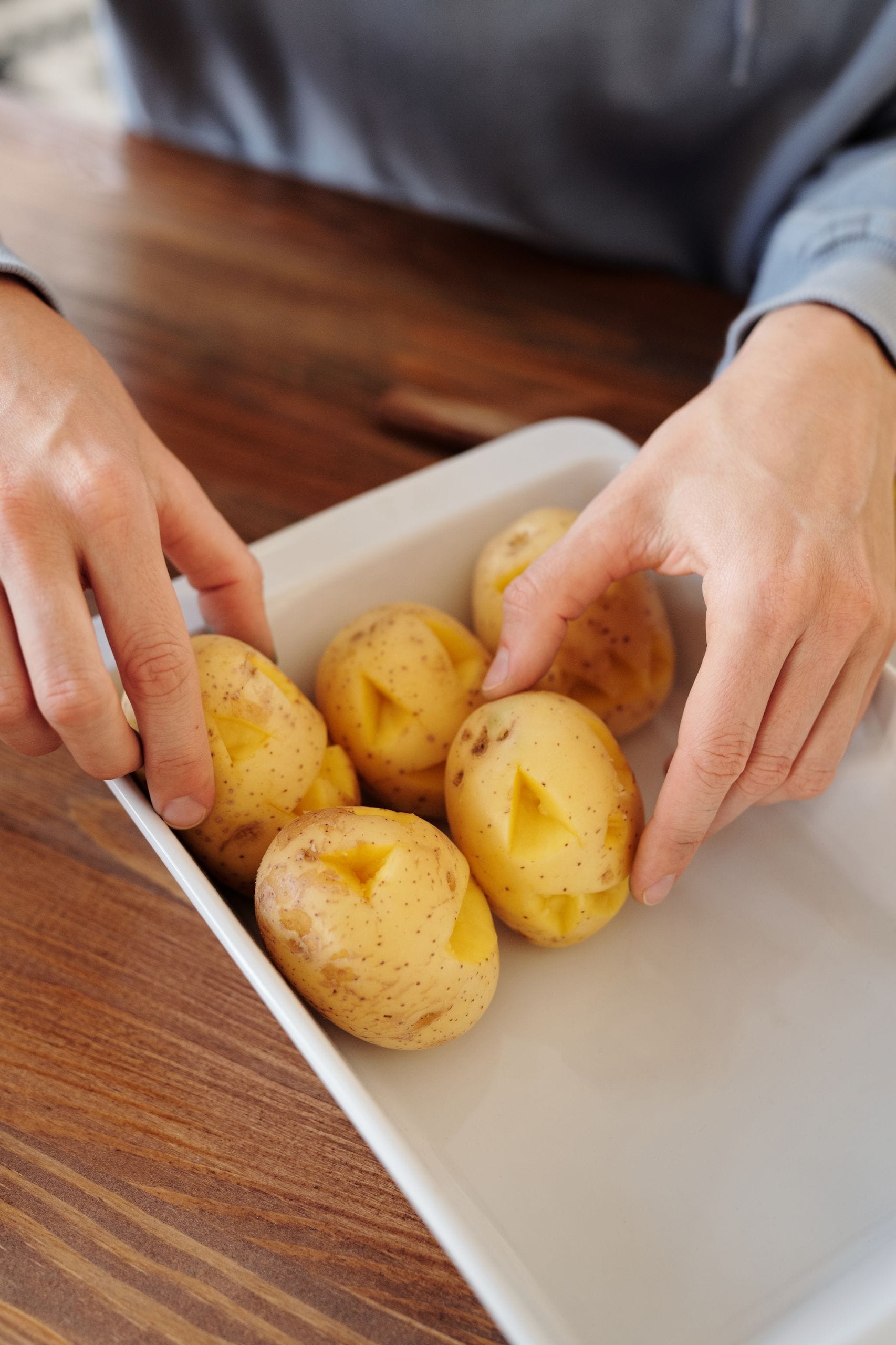 Kartoffeln werden in einer Ofenform angeordnet